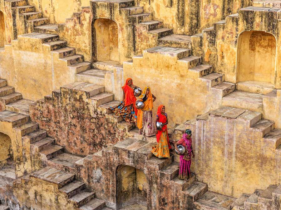 indian women carrying water